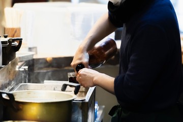 料理を作る男性