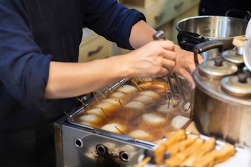 おでんを作る料理人