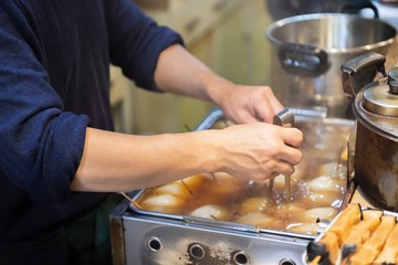おでんを作る料理人