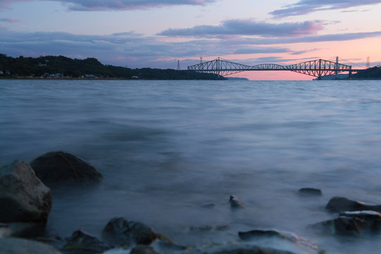 Pont de Québec au coucher de soleil. Vu de la baie du parc Benson, Lévis (secteur St-Romuald)