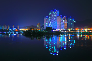 Fototapeta premium 아파트가 보이는 아름다운 야경