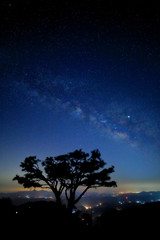 Obraz na płótnie Canvas 은하수가 보이는 밤 하늘의 아름다운 풍경