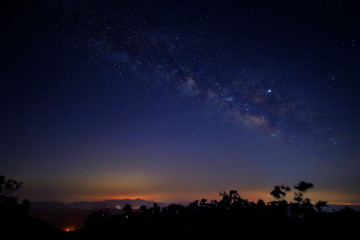 은하수가 보이는 밤 하늘의 아름다운 풍경