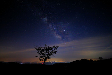 은하수가 보이는 밤 하늘의 아름다운 풍경