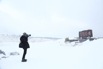 冬景色を撮影するカメラマン