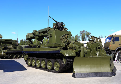 Combat engineer vehicle