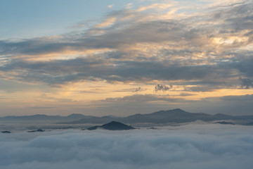 Obraz na płótnie Canvas Beautiful view of sea of mist at AyersWeng