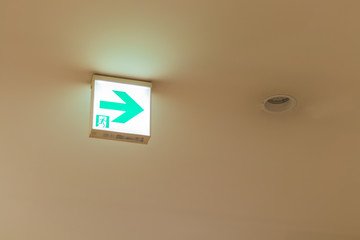 非常口案内と非常灯