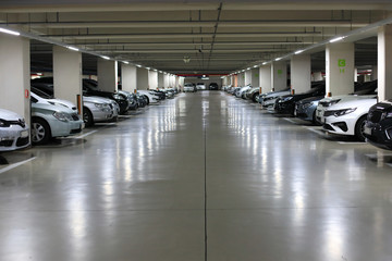 지하주차장에 주차된 자동차들