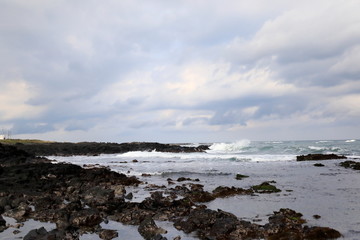 파도치는 바닷가의 아름다운 풍경