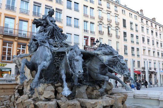 La fontaine Bartholdi place des Terreaux - Ville de Lyon - D&eacute;partement Rh&ocirc;ne - France - R&eacute;alis&eacute;e par le sculpteur Fr&eacute;d&eacute;ric Auguste Bartholdi et inaugur&eacute;e en 1892 sous le nom Char triomphal de la Garon