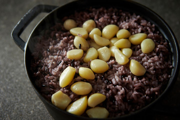 Steamed red rice and garlic