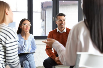 Obraz premium Psychotherapist working with patients in group therapy session indoors
