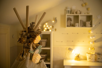Habitación infantil en tonos claros con luces