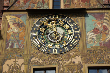 Rathaus in Ulm mit astronomischer Uhr
