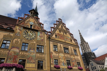 Fototapeta premium Rathaus in Ulm mit astronomischer Uhr