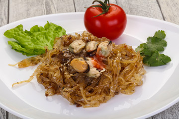Wok noodle with mussels