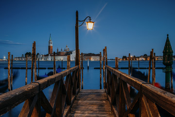 Holzsteg in Venedig am Abend Blick auf San Giorgio Maggiore 