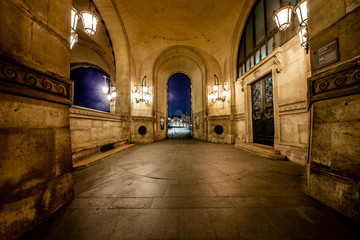 LE LOUVRE LA NUIT