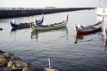 Obraz premium Traditional fishing vessels that still use traditional fishing gear, this boat is made of wood that is resistant to sea water. Fishing boats dock at the seashore.