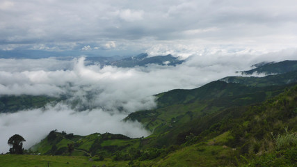 Nebel - Wolken in einem Tal in den Anden - Ecuador