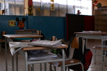 Klassenzimmer - Schreibtisch mit Heften