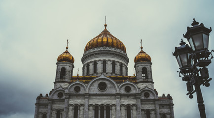 Fototapeta na wymiar Golden domes of a Christian temple in Russia, a full-length temple. The Church of the Christian Church is a monument of Russian spiritual and religious architectural tradition and Orthodoxy.