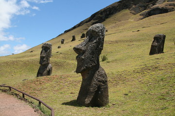 moai de perfil en la isla de pascua