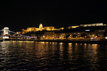 Fototapeta na wymiar ブダペスト　ドナウ川遊覧船から見た夜のブダ王宮遠景とセーチェニ鎖橋