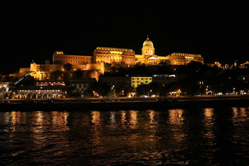 Fototapeta na wymiar ブダペスト　ドナウ川遊覧船から見た夜のブダ王宮
