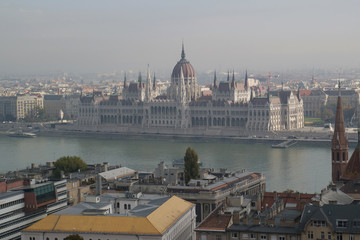 Fototapeta na wymiar ブダペスト　漁夫の砦から見下ろすドナウ川河畔の国会議事堂