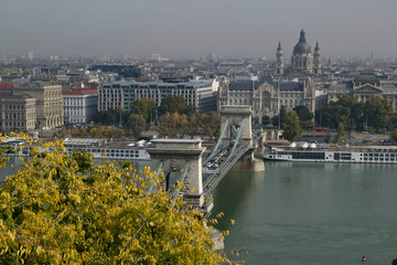 ブダペスト　ブダ王宮から見下ろすドナウ川とセーチェニ鎖橋、聖イシュトヴァーン大聖堂の遠景