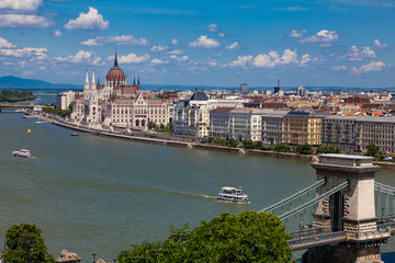 Obraz premium Scenic view of the Hungarian Parliament Building in Budapest and the Danube River