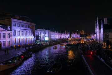 Nachtansicht von Konzertveranstaltung am Kanal mit alten Gebäuden