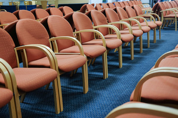 Konzept Warten: Stühle im Wartebereich - selektiver Fokus 