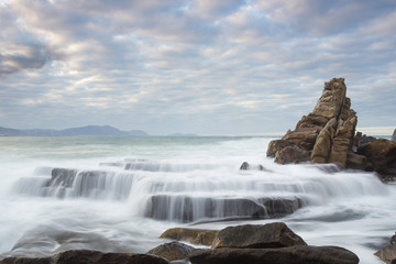 Olas rompiendo en la costa