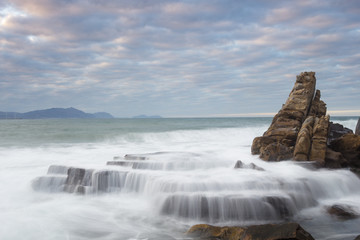 Olas rompiendo en la costa
