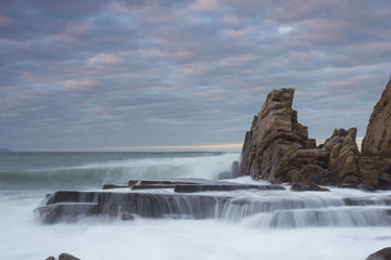 Olas rompiendo en la costa