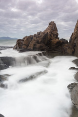 Olas rompiendo en la costa