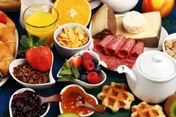 Poster Breakfast served with coffee, orange juice, croissants, cereals and fruits. Balanced diet. Continental breakfast with granola and fruits © beats_
