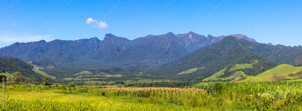 Canvas Prints Vale verde com montanhas - Serra da Mantiqueira - Estado do Rio de Janeiro