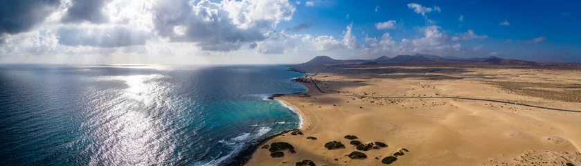 Papier Peint photo autocollant Atlantic Ocean Road Fuerteventura, parc naturel des dunes de sable de Corralejo. Belle prise de vue aérienne. Îles Canaries, Espagne