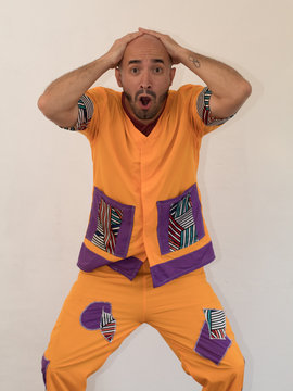 calvo sorprendido con las manos en la cabeza y la boca abierta