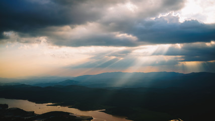 Panorama d'une vallée au Vietnam avec les rayons du soleil traversants les nuages