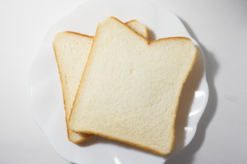 皿に乗った2枚の食パン