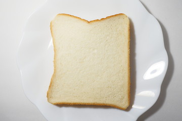 皿に乗った食パン