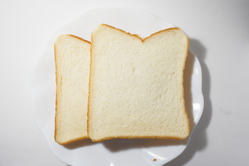 皿に乗った2枚の食パン