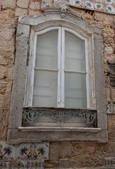 Obraz premium old window in stone wall