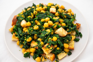Chickpeas with spinach with bread