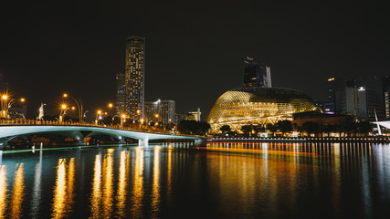 Pose longue sur le bord du fleuve de Singapour